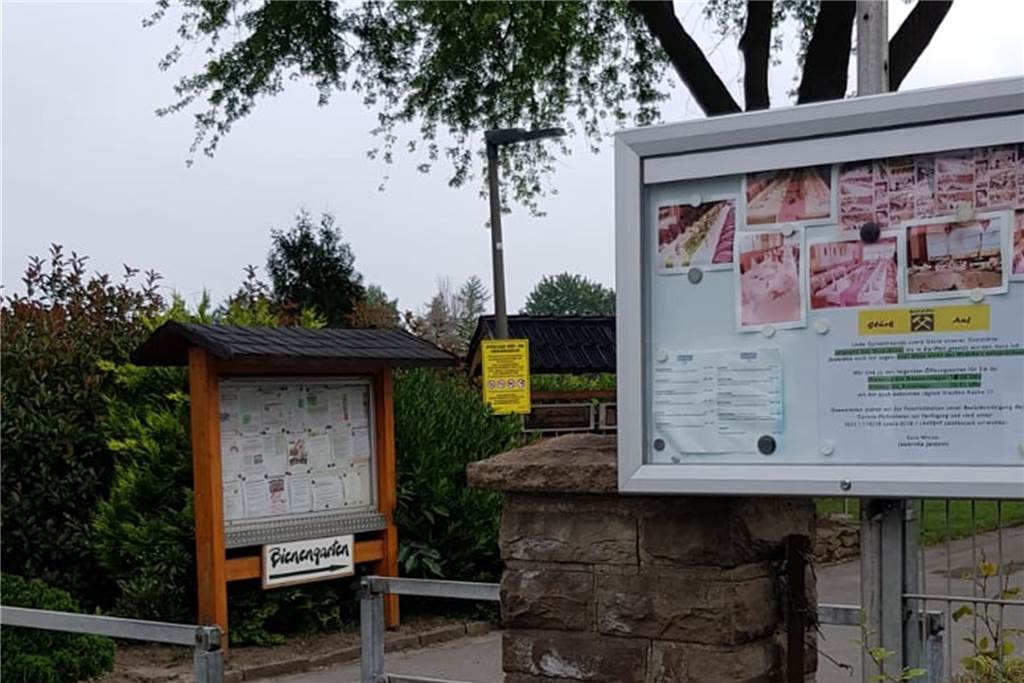 Der vordere Schaukasten gehörte zur Gaststätte. Nun ist er abmontiert.