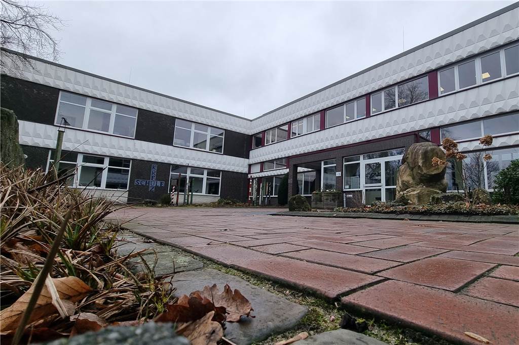Angriff auf Schüler der Kreuzschule: Schulleitung dementiert Vorwürfe Der Vorfall am 16. Februar hat sich auf dem Schulgelände zugetragen. Die Polizei hat Ermittlungen wegen gefährlicher Körperverletzung aufgenommen.