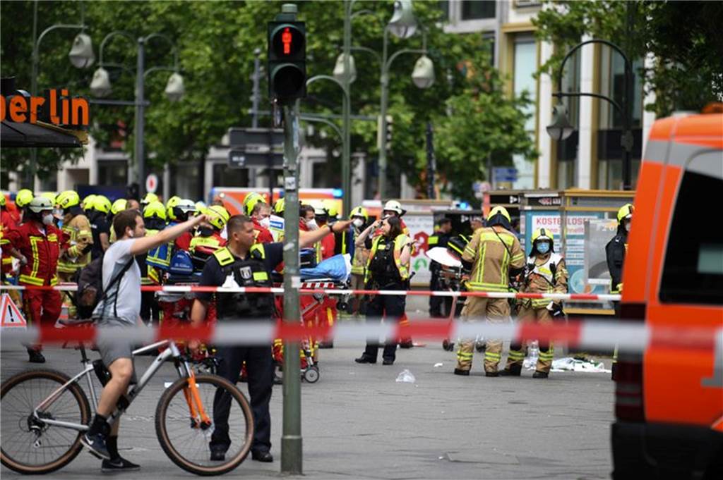 Ku’damm-Todesfahrt: Scholz und Giffey sprechen von „Amoktat“ in Berlin Der Vorfall ereignete sich nach Angaben der Polizei gegen 10.30 Uhr in der westlichen Innenstadt nahe der Gedächtniskirche und dem Ku'damm.