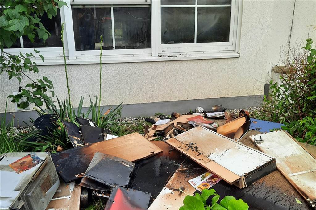 Der Vorgarten der Althoffs nach dem Einsatz der Feuerwehr. In Windeseile wurde alles, was Feuer gefangen hatte und noch Feuer fangen konnte, aus dem Fenster geworfen.