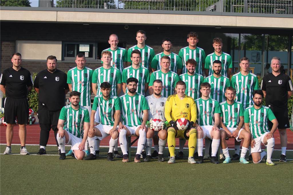 SG Selm trainiert wieder: Ein neues Gesicht, gefühlter Neuzugang und Testspieler sind dabei Die SG Selm posiert für das Mannschaftfoto.
