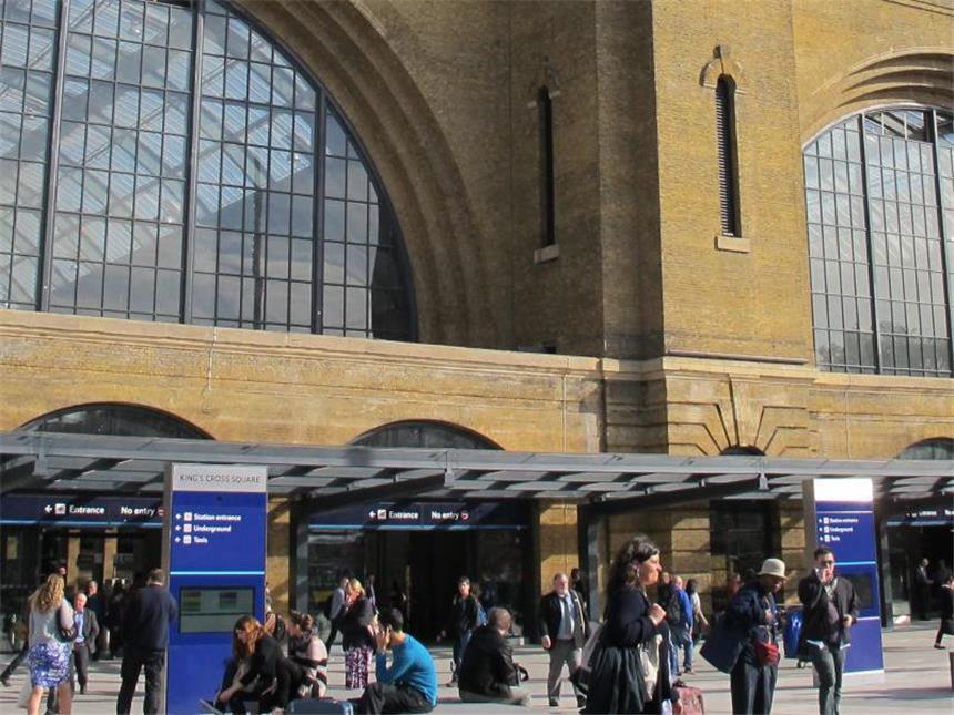 Londoner Bahnhof King's Cross fertig renoviert Der Vorplatz des Bahnhofs King's Cross in Londonerstrahlt wieder in neuem Glanz. Foto: Britta Gürke