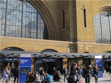 Der Vorplatz des Bahnhofs King's Cross in Londonerstrahlt wieder in neuem Glanz. Foto: Britta Gürke
