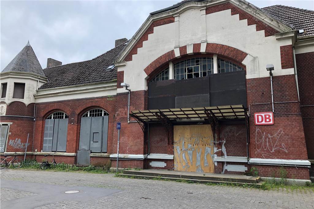 OB Westphal zu Gast in Scharnhorst: Ärger über „Luftnummer“ Sportpark Der Vorplatz des Bahnhofs Kurl - der Mühlackerplatz - könnte zum P+R-Parkplatz werden, wenn die Bahn ihn denn verkaufen würde