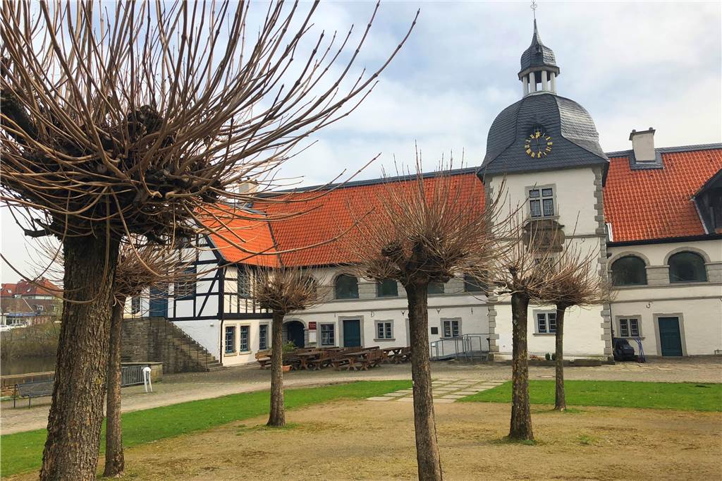 Zwei Tage Nikolausmarkt vor dem Wasserschloss – das hat es in Aplerbeck noch nicht gegeben Der Vorplatz des Wasserschlosses wird in diesem Jahr an zwei Tagen den Nikolausmarkt beherbergen.