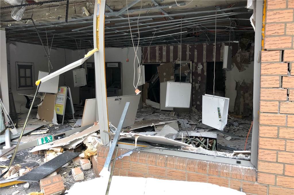Geldautomat in Rünthe gesprengt – keine Beute, aber riesiger Schaden Der Vorraum der Rünther Sparkasse, in dem der Geldautomat stand, ist völlig verwüstet. Sogar die Fassade hat Risse.