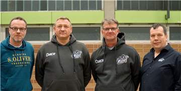 Der Vorsitzende der Dorsten Reapers, Dirk Pech (r.), und der stellvertretende Vorsitzende Frank Würzburg (l.) freuen sich über die Verpflichtung der neuen Coaches Markus Spangenberg und Jens Fey (v.l.).