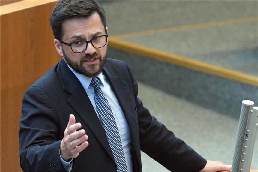 Der Vorsitzende der SPD Fraktion, Thomas Kutschaty spricht im nordrhein-westfälischen Landtag. Foto: Henning Kaiser