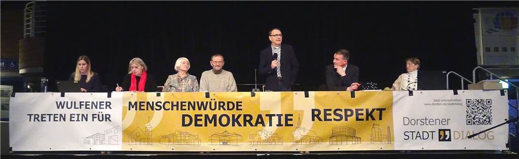 Wulfen-Konferenz: Goldene Ehrennadel für Daniel Eickmann-Gerland Der Vorsitzende der Wulfen-Konferenz Hans-Rüdiger Kühn präsentierte das neue Banner zum Dorstener Stadtdialog, auf dem sich die Ortsteile Wulfen und Barkenberg mit markanten Gebäuden wiederfinden.