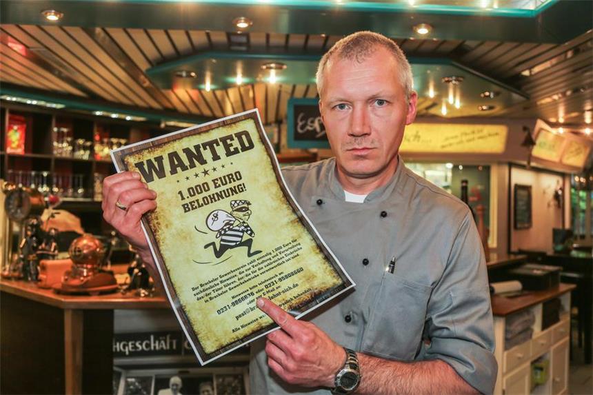 Nach Einbruchserie: 1000 Euro Belohnung ausgesetzt Der Vorsitzende des Brackeler Gewerbevereins, Frank Wahl, präsentiert das Plakat mit der ausgeschriebenen Belohnung.