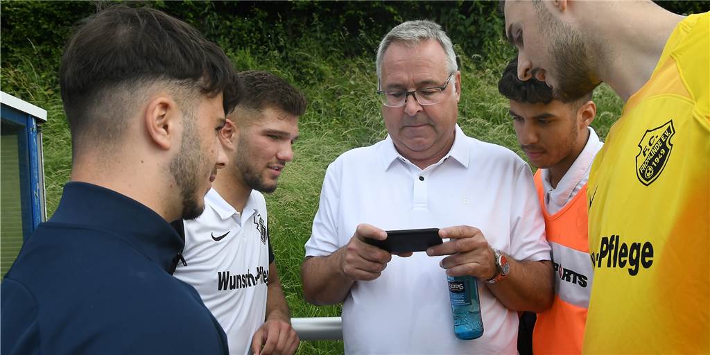 Manipulationsvorwurf: Stellungnahme des FC Frohlinde zeigt Wirkung - es wurde billiger Der Vorsitzende des FC Frohlinde, Robert Janßen (M), musste sich auch nach Saisonende mit der zurückliegenden Spielzeit auseinandersetzen.