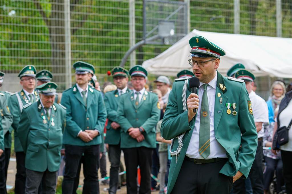 Grafenwälder Schützen starten durch: Das große Fest kann kommen Der Vorsitzende des Schützenvereins, Stefan Kreul, mit Mikro in der Hand