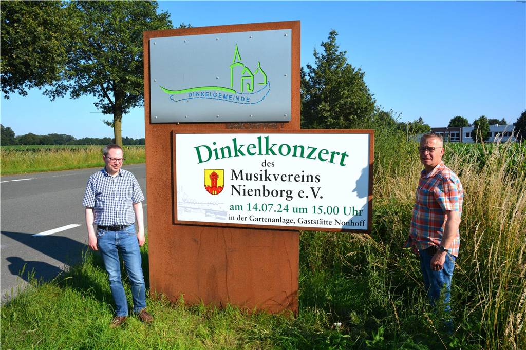 Dinkelkonzert im Jubiläumsjahr: Was der Musikverein Nienborg zu bieten hat Norbert Denis und Thomas Borgers am Hinweisschild