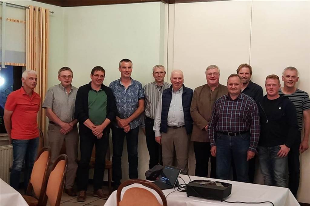 Auch der Halterner Wald verändert sich durch den Klimawandel Der Vorstand der Forstbetriebsgemeinschaft. Vorsitzender Karl-Gerd Siehoff (4.v.r.) verabschiedete Herbert Stockhofe (5.v.r.) als Geschäftsführer.