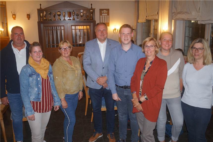 Grünes Licht für Werner Rosenmontagsumzug: IWK blickt zuversichtlich auf neue Session Der Vorstand der Interessengemeinschaft Werner Karneval mit (v.l.) Heinz Lohmann, Claudia Marckhoff, Barbara Kipp, Michael Holtmann, Robin Nolting, Marion Biegel, Theresa Holtmann und Cornelia Lugge. Die Mitglieder blicken zuversichtlich auf die neue Karnevals-Session und den Rosenmontagsumzug 2022.