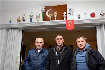 Der Vorstand der Moscheegemeinde mit (v.l.) Enes Kizilcan (2. Vorsitzender), Mustafa Coban (1. Vorsitzender) und Ferit Kocatürk (Dialogbeauftragter).