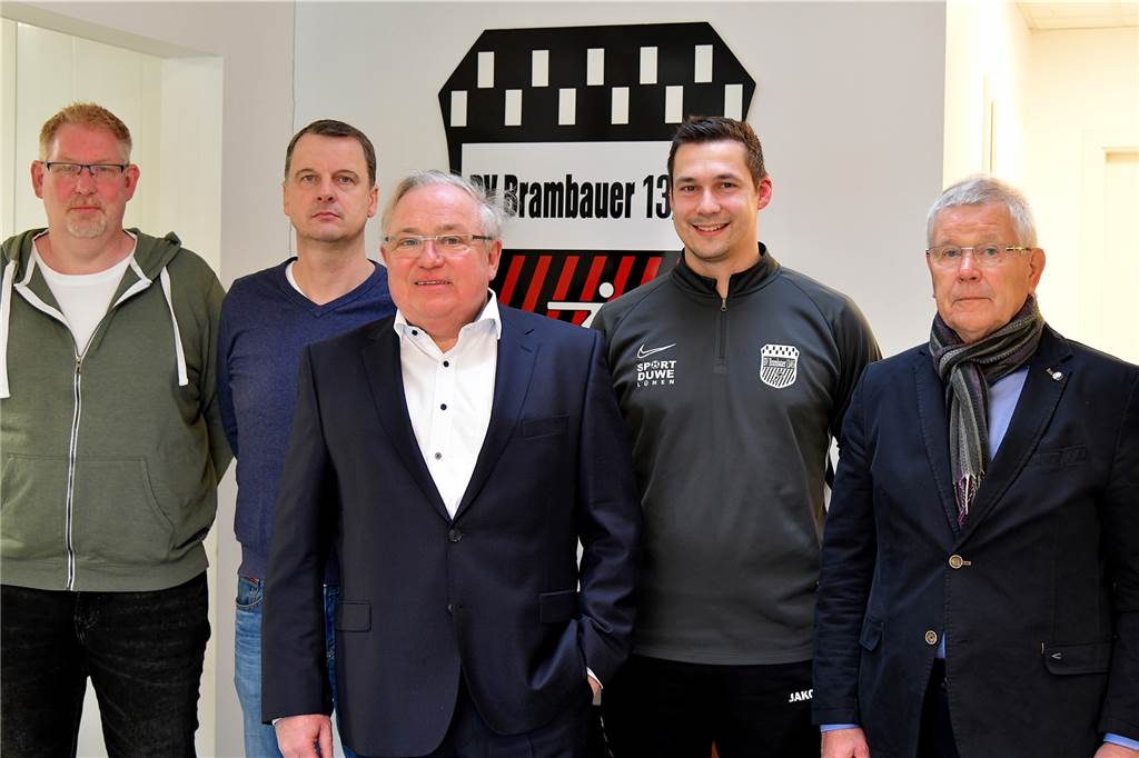 Jascha Keller verlässt den BV Brambauer im Sommer - der Nachfolger kommt aus Selm Der Vorstand des BV Brambauer, um Helmut Stolzenhoff (3. v. l.) und Burkhard Trompeter (r.), hat Frank Bidar (2. v. l.) als neuen Trainer und Lars Haacke als Physiotherapeuten vorgestellt. Jascha Keller (2. v. r.) verlässt den Verein auf eigenen Wunsch.