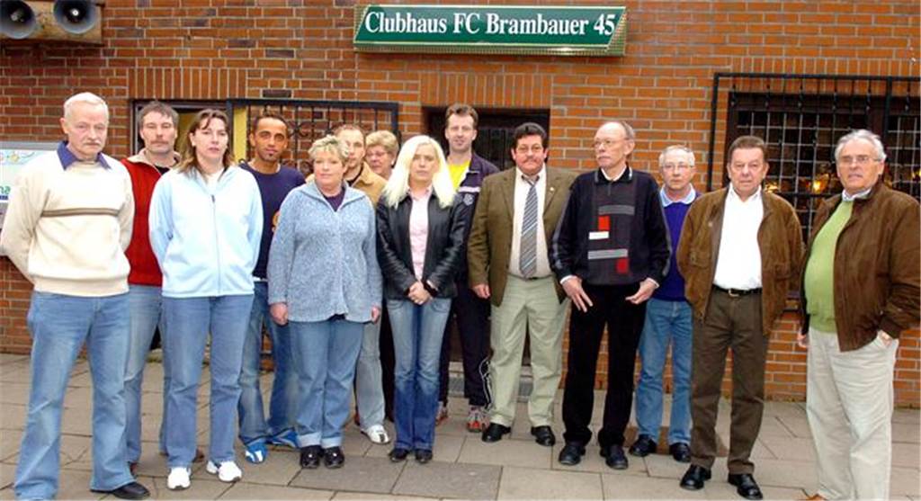 Der Vorstand des FC Brambauer 45 im Jahr 2006 mit Rainer Manns (ganz links).