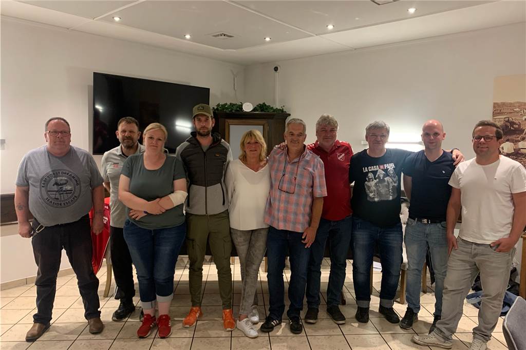 FC Overberge: Gegenstimmen bei Wahl des neuen Sportchefs – sogar der Vorstand votierte gegen ihn Der Vorstand des FC Overberge (v.l.): Frank Schmidt (stellvertretender Vorsitzender), Ralf Kaczmarek (Geschäftsführer), Kathrin Hegemann (Beisitzerin), Peter Meyer (Beisitzer), Beate Zebrowski (Kassiererin), Michael Puszcz (Vorsitzender und Jugendleiter), Andreas Sonntag (Sozialreferent), Michael Frieg (Beisitzer), Benedict Middendorf (stellvertretender Geschäftsführer) und Damian Glombik (Sportlicher Leiter).