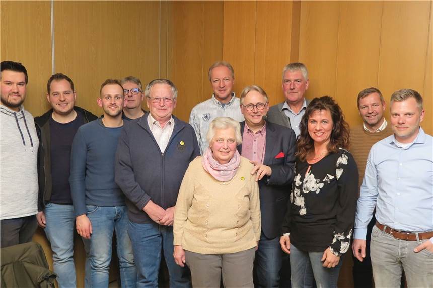 Der Heimatverein Gahlen plant neue Projekte Der Vorstand des Heimatvereins und Bürgermeister Mike Rexforth gratulierten Anneliese Kammer (vorne) zur Überreichung der goldenen Ehrennadel für besondere Verdienste um den Gahlener Heimatverein. Die Gratulanten (v.l.n.r.): Pascal Schulhof, Alexander Endemann, Tom Weber, Michael Fastring, Rainer Zeppen, Ludger Jansen, Jürgen Höchst, Herbert Gülker, Edith Hülsemann, Mike Rexforth und Markus Walbrodt.