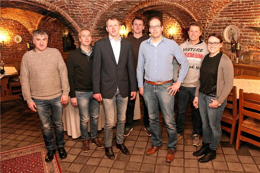 Der Vorstand des Landwirtschaftlichen Ortsverbands Südlohn-Oeding (v. l.): Felix Icking-Schrote, Ludger Gröting, Dieter Valtwies, Florian Musholt, Christian Hardt, Friedhelm Paß und Bettina Hueske. Es fehlt Gerhard Engering. Foto: Stephan-Wolfert 
