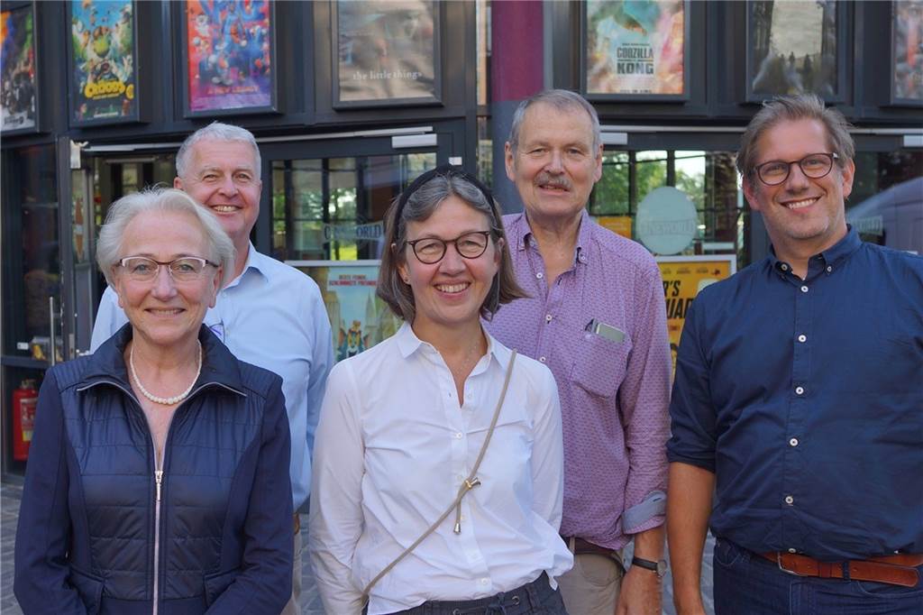 Gästebetreuerin Urte von Hundt: „Bei Stress werde ich immer ganz ruhig“ Der Vorstand des neuen Lüner Filmclubs: (v.l.) Barbara Höpping, Matthias Herzog, Urte von Hundt, Mike Wiedemann, Björn Schreiter. (Foto: Peter Freudenthal)