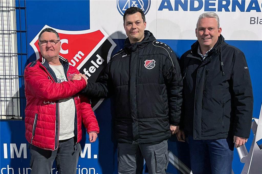 Der Vorstand des SC Berchum/Garenfeld in Person von Thomas Krah (re.) und Michael Sümnick (li.) begrüßt Trainer Sascha Engelberg. Trainerpartner Alexander Neuß fehlte bei der Vorstellung krankheitsbedingt.