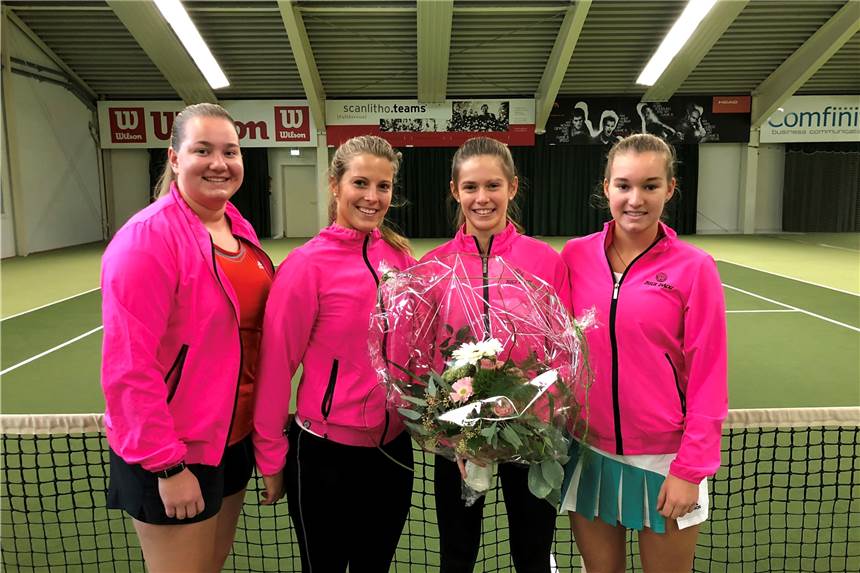 Deutens Damen starten mit einer Niederlage und auch die Feldmärker Herren unterliegen Der Vorstand des TC Deuten überreichte mit Sonja Hessefort, Sina Niketta und Pauline Hirt (v.l.) einen Blumenstrauß an Deborah Muratovic (3.v.l. ) für den Gewinn der Westfälischen Damenmeisterschaft.