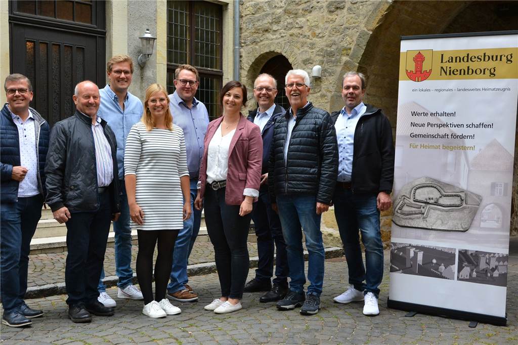 Zurück zu den Wurzeln: Burgschänke und Burgtor werden umgebaut Der Vorstand des Trägervereins: (v.l.) Herbert Borgers, Hans Mayer, Oliver Büning, Vera Schulze-Zenberge, Markus Jasper, Kerstin Schulten, Bernhard Holtkamp, Theo Staub und Jürgen Lammers