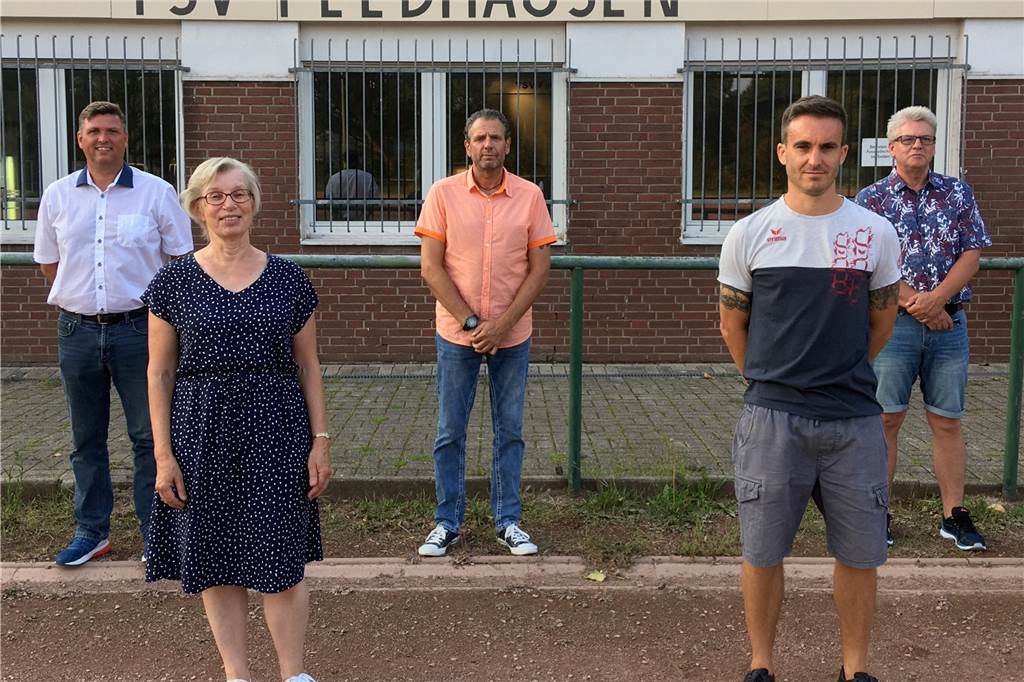 Neue Hoffnung beim TSV Feldhausen: Es werden dringend Spieler gesucht Der Vorstand des TSV Feldhausen (v.l.): Thomas Gemmel (2. Kassierer), Heidi Brinkmann (2. Vorsitzende), Andreas Rettschlag (Vorsitzender), Nico Werlein (1. Geschäftsführer), Michael Kempe (1. Kassierer), (nicht im Bild: Volker Gössler, 2. Geschäftsführer)