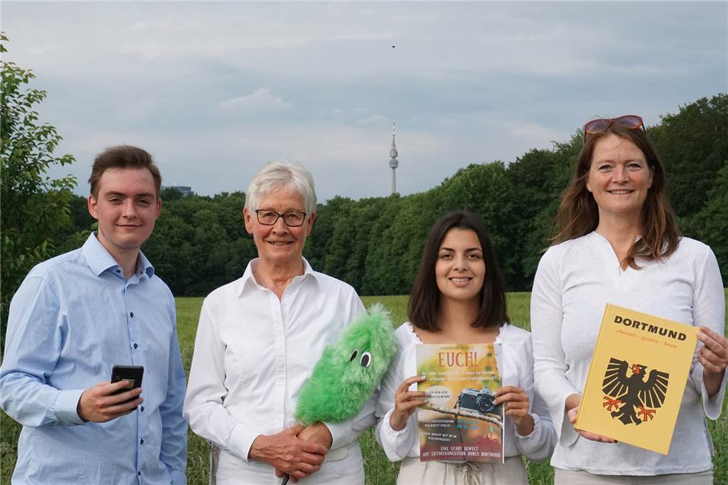 Dortmund bekommt ein eigenes Musical - Kinder können mitmachen Der Vorstand von "Staubwedel" (v.l.): Lukas Weyergraf, Inge Hörmeyer mit Vereinsmaskottchen Olaf, Miriam Tuchi und Silke Weyergraf.
