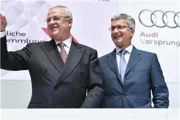 Der Vorstandsvorsitzende der Audi AG, Rupert Stadler (r), und der damalige Aufsichtsratsvorsitzende Martin Winterkorn im Jahr 2015. Foto Foto: Uwe Anspach