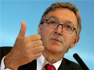 Der Vorstandsvorsitzende der Lufthansa, Wolfgang Mayrhuber, stellt den Neustart des Breitbandinternetangebots FlyNet vor.