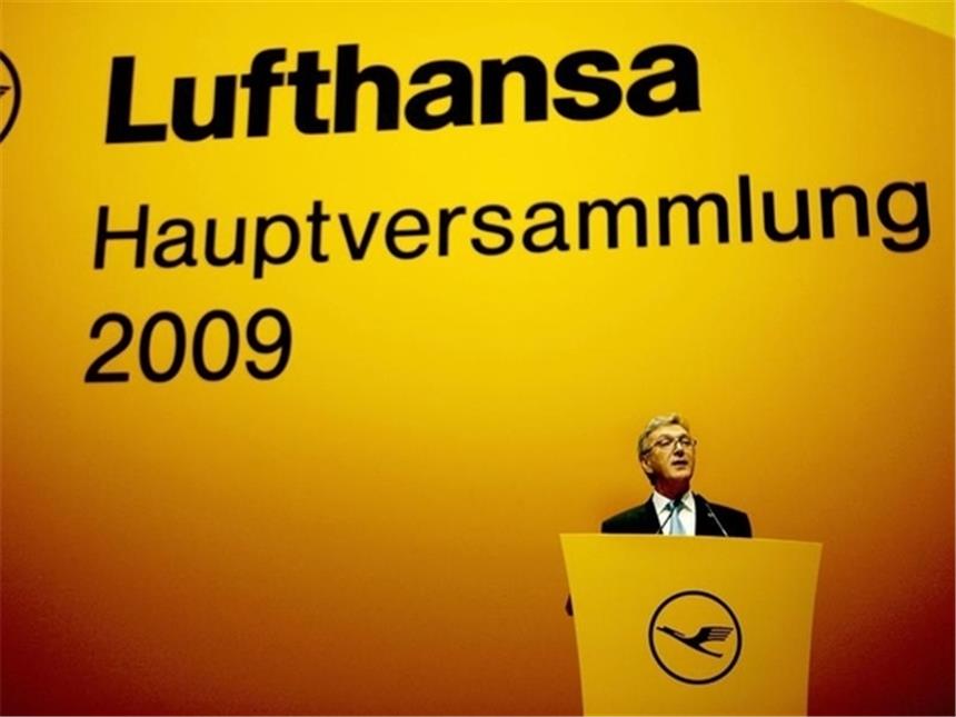 Lufthansa bremst ab und setzt auf Fusionen Der Vorstandsvorsitzende der Lufthansa Wolfgang Mayrhuber spricht bei der Hauptversammlung in Köln vor Aktionären.