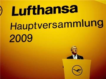 Der Vorstandsvorsitzende der Lufthansa Wolfgang Mayrhuber spricht bei der Hauptversammlung in Köln vor Aktionären.