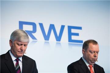 Der Vorstandsvorsitzende von RWE, Peter Terium (r), und sein designierter Nachfolger Rolf Martin Schmitz am Dienstag in Essen.