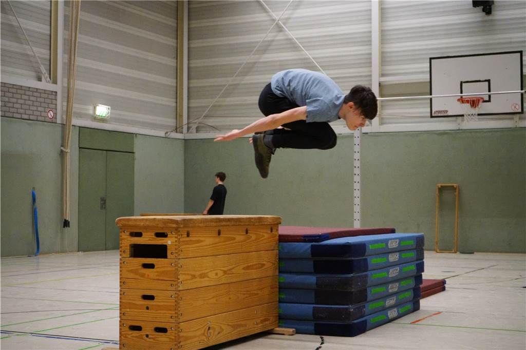TSG-Mitglied will „Schnellster Fänger Deutschlands“ werden Der Vorteil, wenn man in einer Sporthallte trainiert: Man kann reelle Szenarien nachbauen und in gesicherter Umgebung üben.