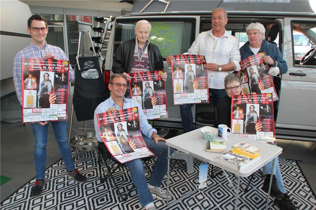 Nach Corona-Pause: Brambauer Comedy-Night will wieder für Lacher sorgen Der Vorverkauf für die „16. Brambauer-Comedy-Night“ des BV Brambauer 13/45 läuft seit einigen Tagen auf Hochtouren. Darüber freuen sich die Partyorganisatoren (h.v.l.) Markus Schmiers, Rainer Manns, Erich Zielke, Siegfried „Siggi“ Baecker sowie (sitzend von links) Jörg Bongartz und Monika Schaffer.