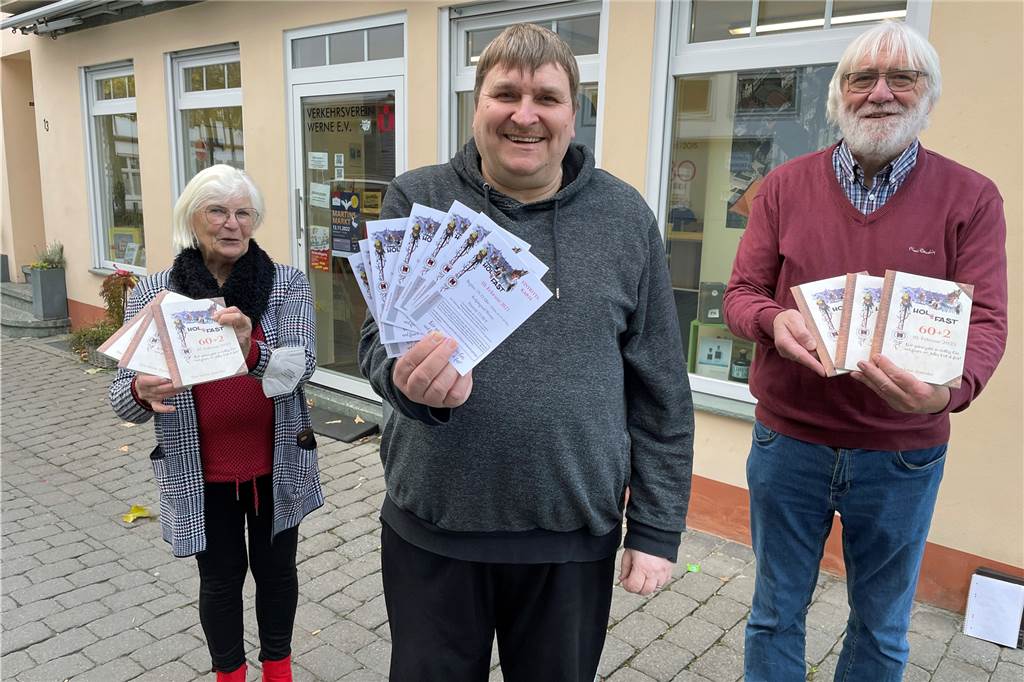Karnevals-Sitzung Hol di fast feiert ungewöhnliches Jubiläum Marita Gräve, Martin Weber und Gottfried Forstmann zeigen Karten und Programmheft von Hol di fast.