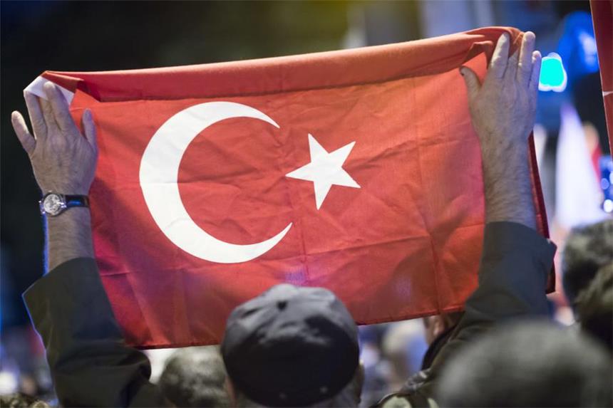 Der Vorwurf der Lehrer- und Erzieher-Gewerkschaft wiegt schwer: die türkischen Konsulate sollen türkische Lehrer und Eltern aufgefordert haben, türkei-kritische Stimmen in NRW-Schulen zu melden.