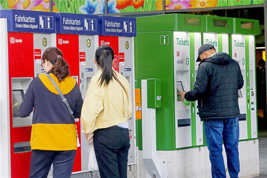 VRR im Ruhrgebiet: Nur noch zwei Tarife - und viel billigere Fahrkarten Der VRR will das Ticketsystem im Ruhrgebiet deutlich vereinfachen und nur noch zwei Tarife anbieten.