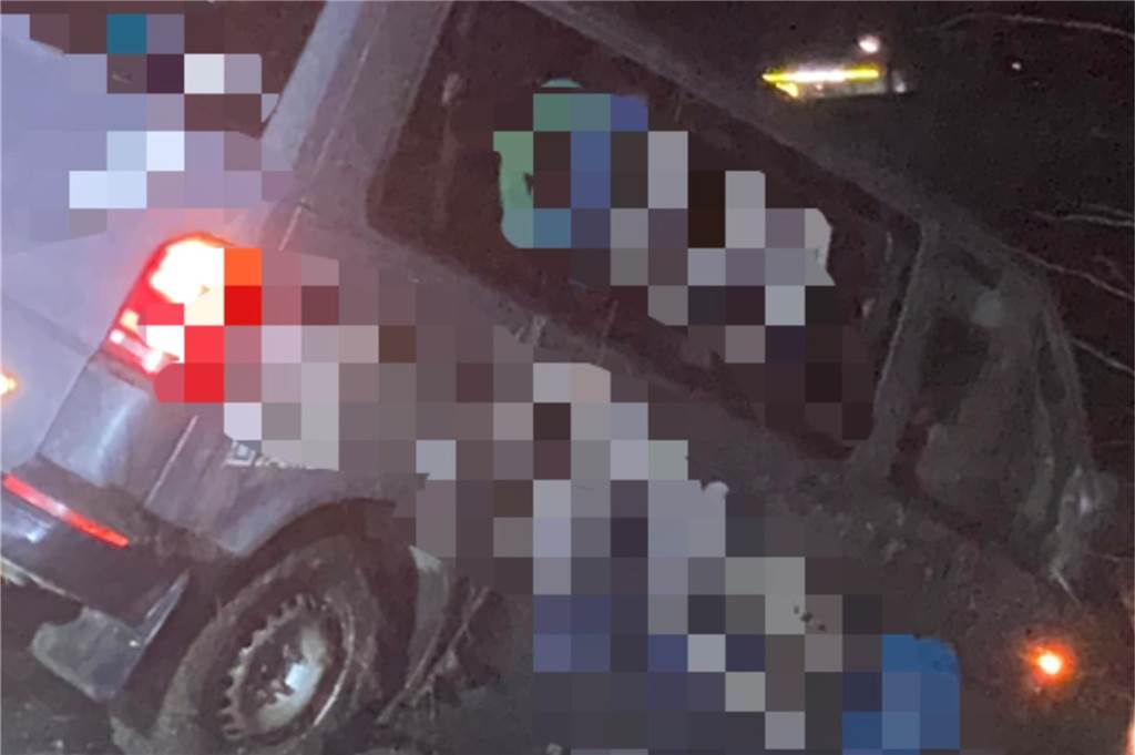 VW-Bus landet im Straßengraben: Fahrer soll einem Lkw ausgewichen sein Der VW-Bus im Straßengraben am Montagabend bei Dortmund-Bodelschwingh.