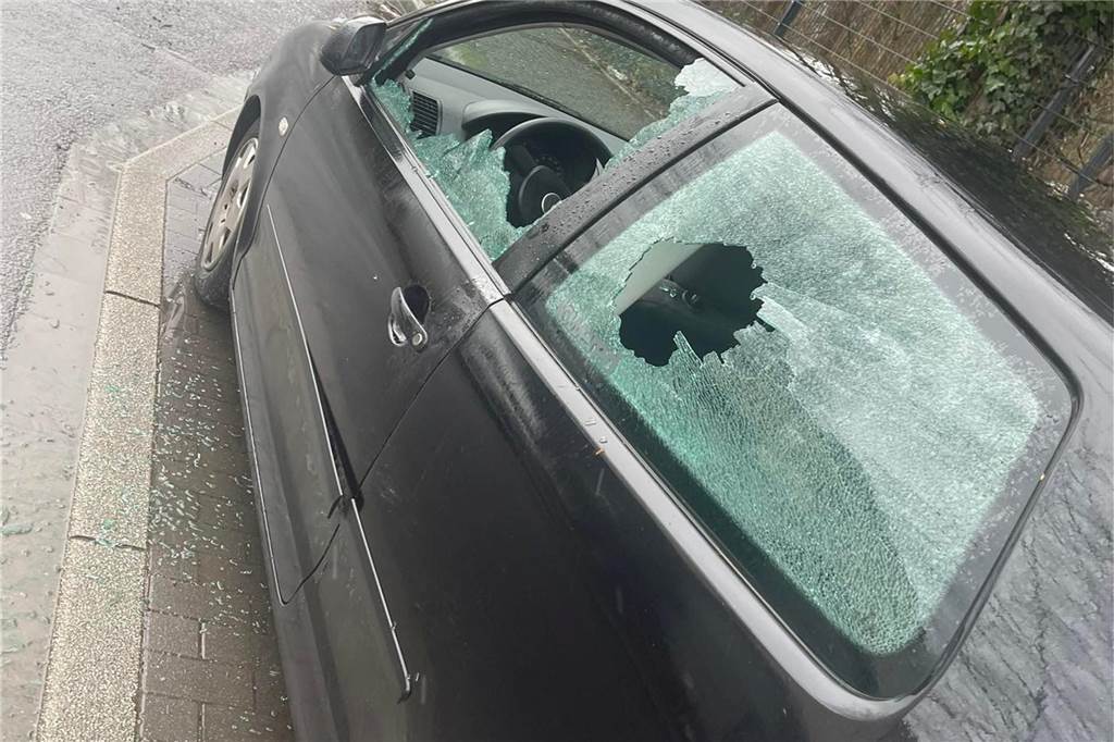 Radfahrer schlägt im Vorbeifahren Scheiben eines geparkten Autos ein Der VW Polo der Geschädigten ist von 2012.