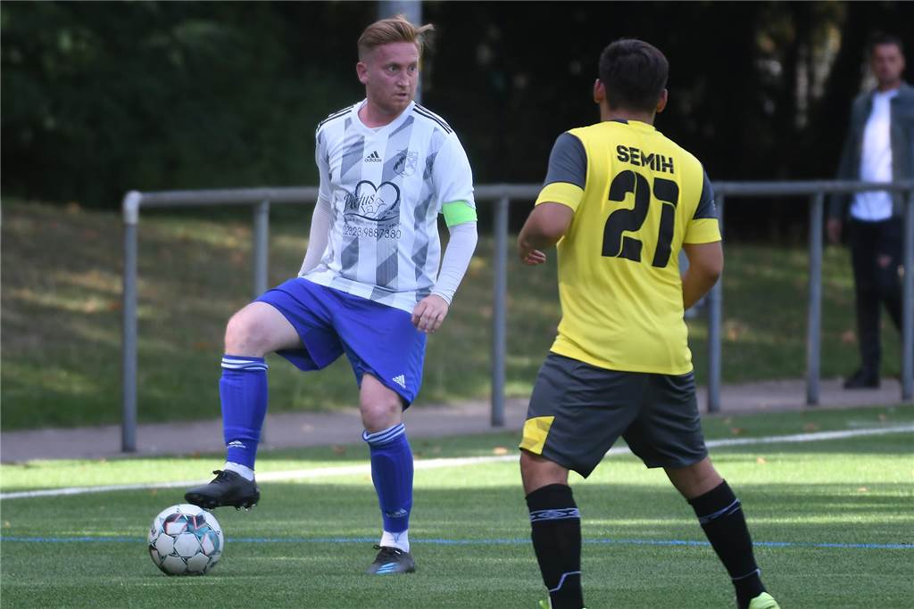 Castrop-Rauxeler Team trainiert so gut wie garnicht: „Mit Training wäre ein Platz in den Top 4 realistisch“ Der Wacker-Vorsitzende Martin Janicki (am Ball) spielte zu Beginn der Saison für die Dritte Mannschaft gegen RWT Herne II mit.