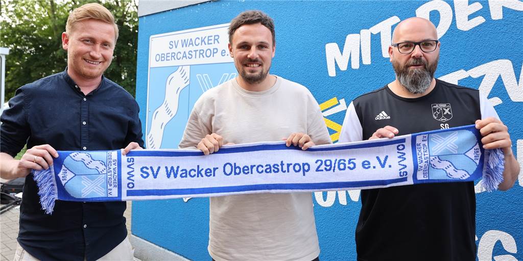 Video: Neuer Trainer von Wacker Obercastrop spricht von einem sauberen Schnitt Der Wacker-Vorsitzende Martin Janicki (l) und sein Sportlicher Leiter Steffen Golob (r) präsentieren ihren bisherigen Spieler Christian Mengert als neuen Trainer.