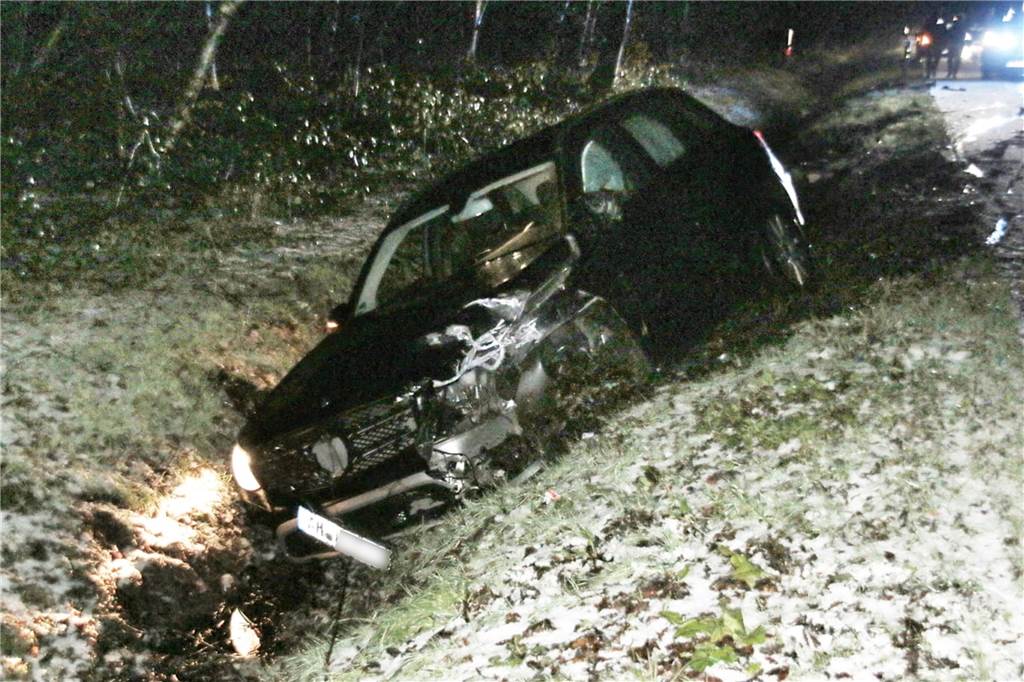 Zwei Verletzte bei Unfall auf schneeglatter Fahrbahn zwischen Wüllen und Stadtlohn Der Wagen des Legdeners rutschte in den Straßengraben.