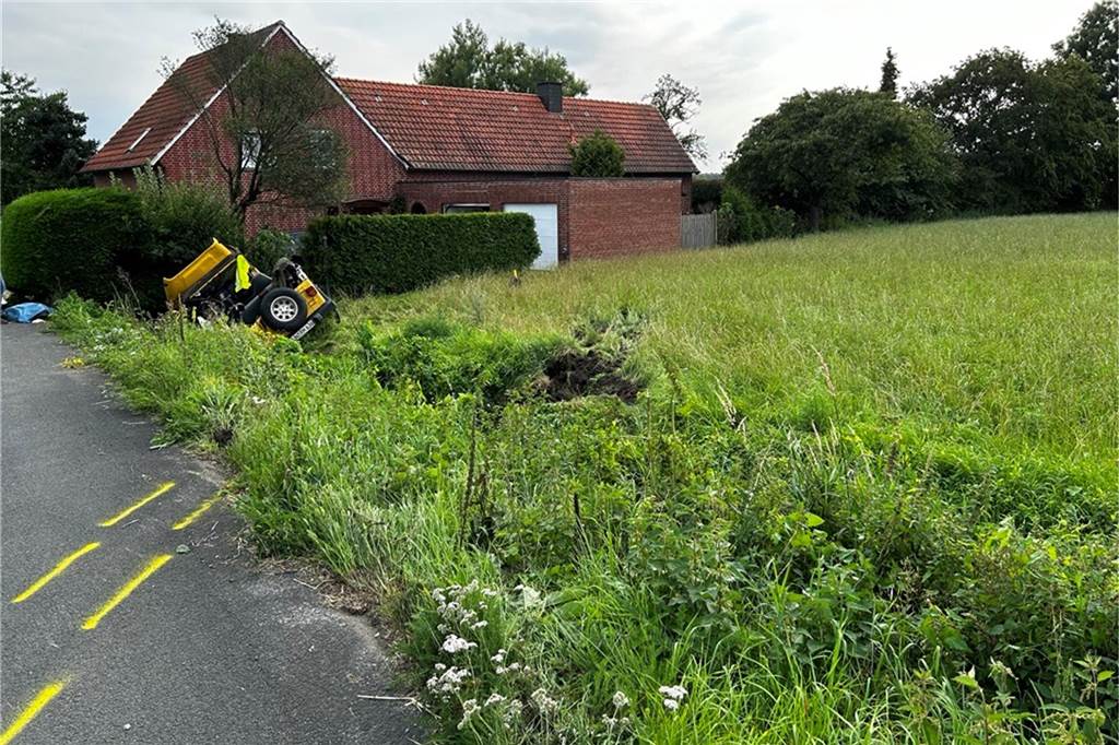 Der Wagen des Lüners kam von der Straße ab. Die Polizei hat dies vor Ort mit gelben Linien auf dem Asphalt markiert.