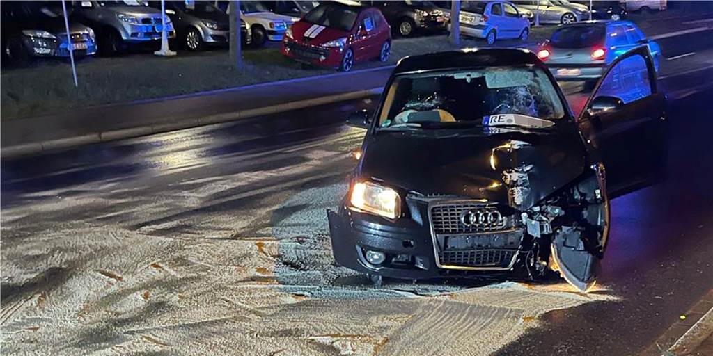 Ampelmast in Dorsten zerstört: Unfallfahrer greift Polizisten an Unfallauto.