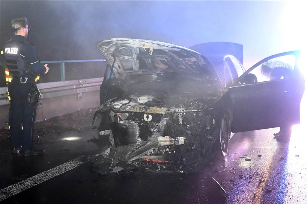 Auto geht während der Fahrt in Flammen auf: Fahrer kam ins Krankenhaus Der Wagen ging in Flammen auf uns musste abgeschleppt werden.