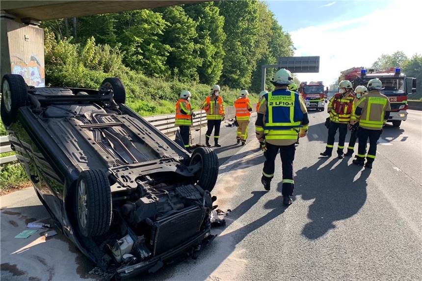 Spektakulärer Unfall: Feuerwehr auf der Autobahn im Einsatz Der Wagen kam nach dem Überschlag auf dem Dach zu liegen.